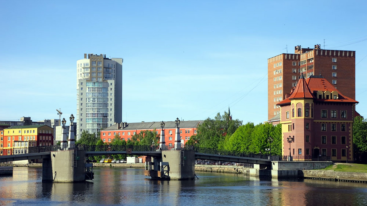 "Kaliningrad - zakładnikiem Europy" - z takim hasłem około 15 osób w poniedziałek pikietowało w Kaliningradzie przed konsulatem generalnym Litwy, żądając uproszczenia warunków podróży dla Rosjan - poinformowały litewskie media.