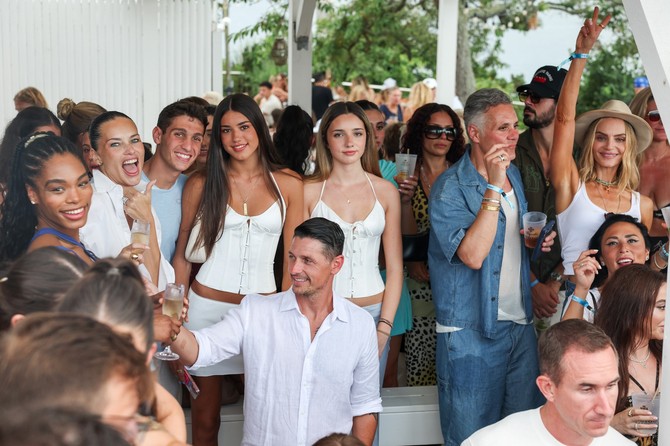 Adrijana Lima sa ćerkom i suprugom, okružena prijateljima
