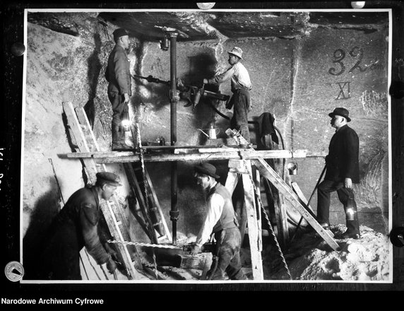 Górnicy podczas wydobywania soli. 1932 rok. Fot. NAC