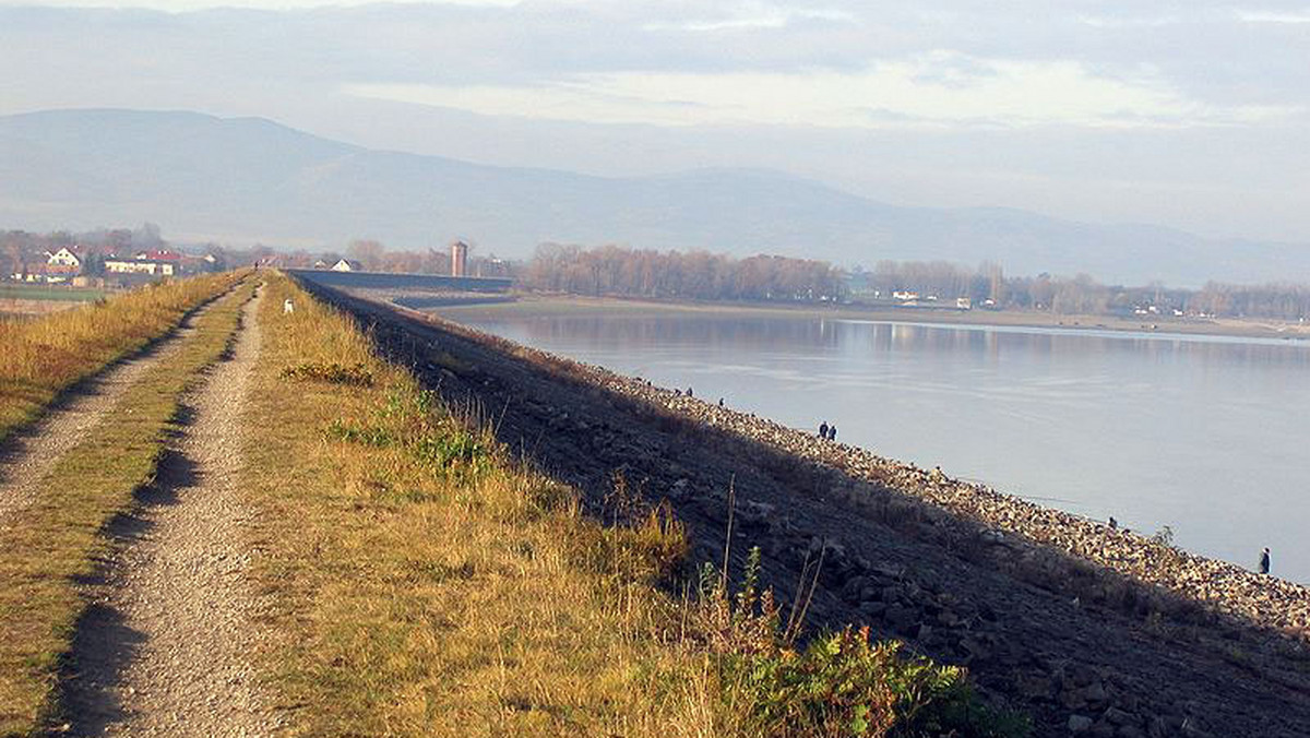 Od soboty na praskim brzegu Wisły, przy Moście Poniatowskiego, zostanie otwarta trzecia miejska plaża. Organizatorzy zapowiedzieli na ten dzień liczne atrakcje, m.in. wspólne grillowanie i mecz siatkówki plażowej.