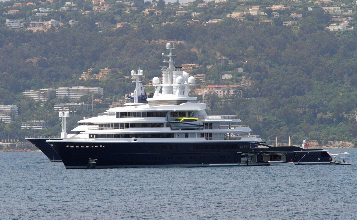 Jacht "Luna" - von Roman Arkadjewitsch Abramowitsch (Abramovich) in der Bucht von Antibes Dostawca: PAP/DPA