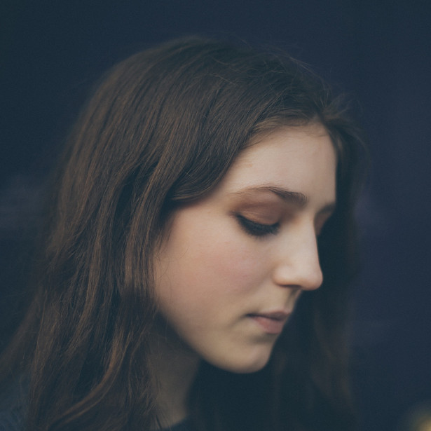 Birdy piękna i tajemnicza w nowym klipie. Zobacz "Keeping Your Head Up"