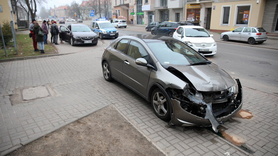 28-latek w hondzie wymusił pierwszeństwo. Kolizja na ul. Jagiellońskiej w Olsztynie [ZDJĘCIA]