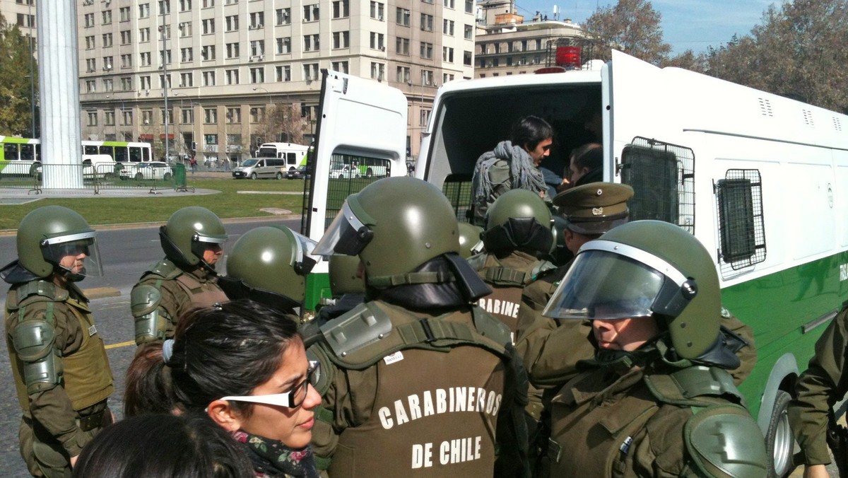 49 policjantów zostało rannych i 75 osób zatrzymano po demonstracji w centrum Santiago de Chile i towarzyszących jej starciach między studentami a siłami porządkowymi. Policja m.in. zatrzymała 14-latka podejrzanego o podpalenie trzech autobusów.