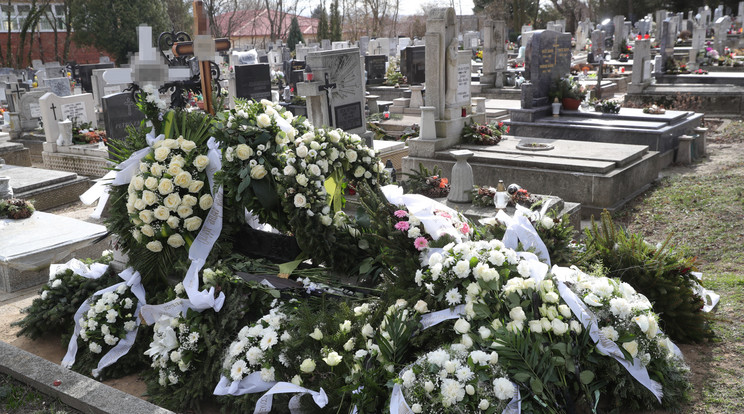 A csütörtöki temetés után a sírt teljesen ellepték a koszorúk, tucatnyian érkeztek a temetőbe /Fotó: Varga Imre