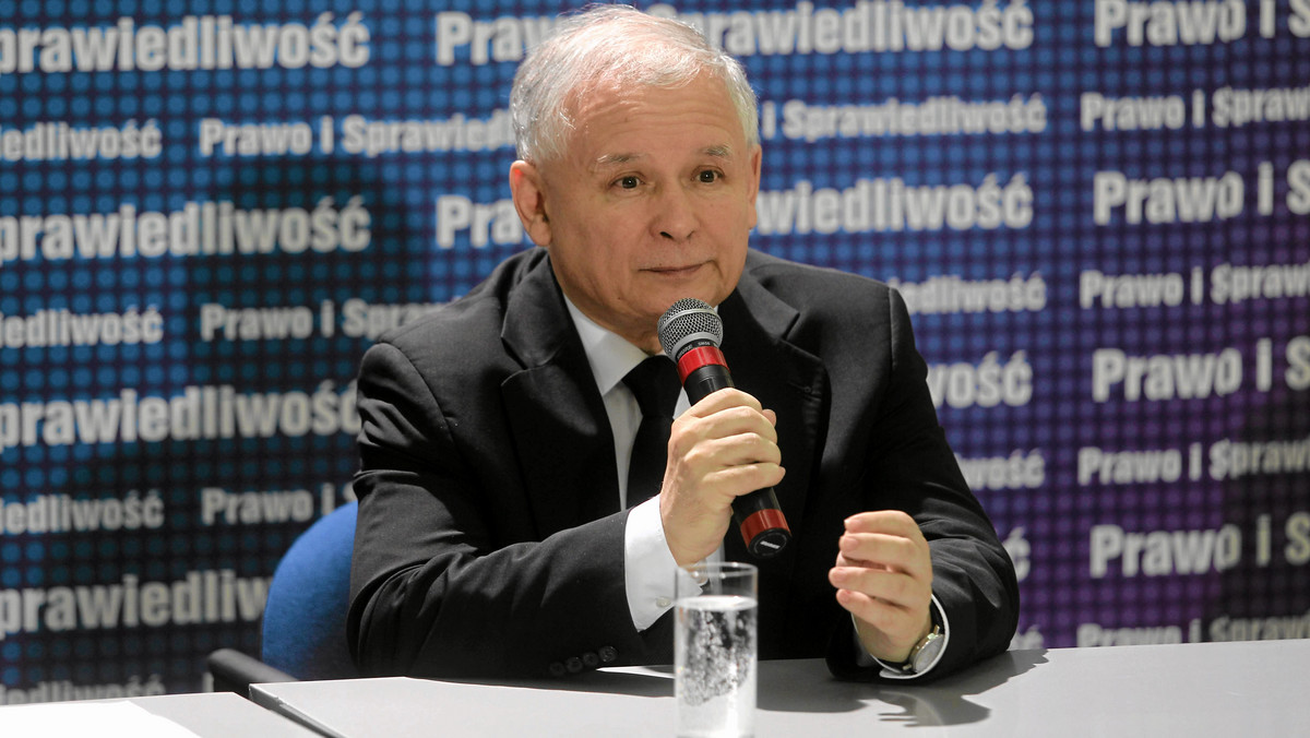 Jarosław Kaczyński opiekuje się swoim ulubieńcem Alikiem, który ma poważne problemy. Kot ma bardzo chore nerki - informuje "Super Express". Alik przebywa w luksusowej klinice weterynaryjnej. Lecznica na warszawskim Bemowie jest jedną z najlepszych w stolicy, doba leczenia kota kosztuje tam nawet 150 złotych.