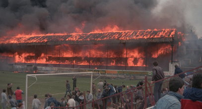 Ogromna tragedia. Niedopałek spowodował pożar stadionu. Zginęło 56 kibiców! [WIDEO]