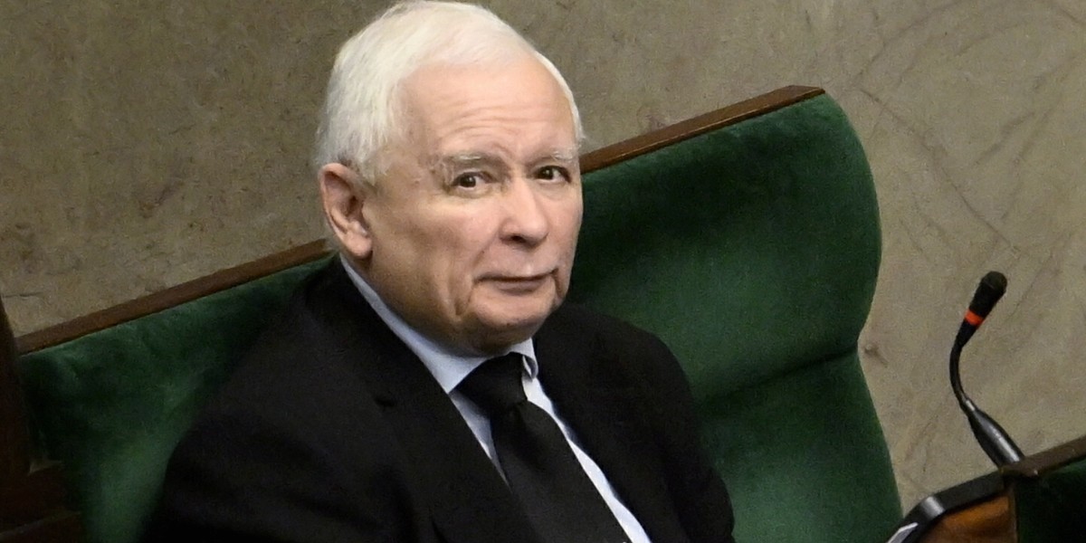 Jarosław Kaczyński nie wystartuje z pierwszego miejsca w Warszawie? Zaskakujące pogłoski o listach PiS.