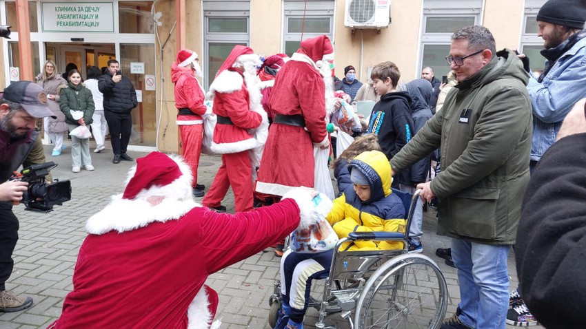Deda Mrazevi dele paketiće