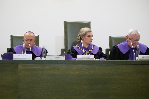 Prezes SN Joanna Lemańska i sędziowie SN Paweł Czubik i Marek Dobrowolski w Sądzie Najwyższym w Warszawie, na posiedzeniu mającym na celu podjęcie uchwały o ważności referendum