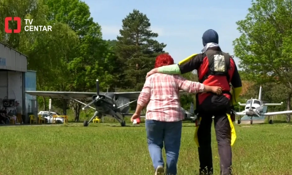 Zagrljeni nakon skoka