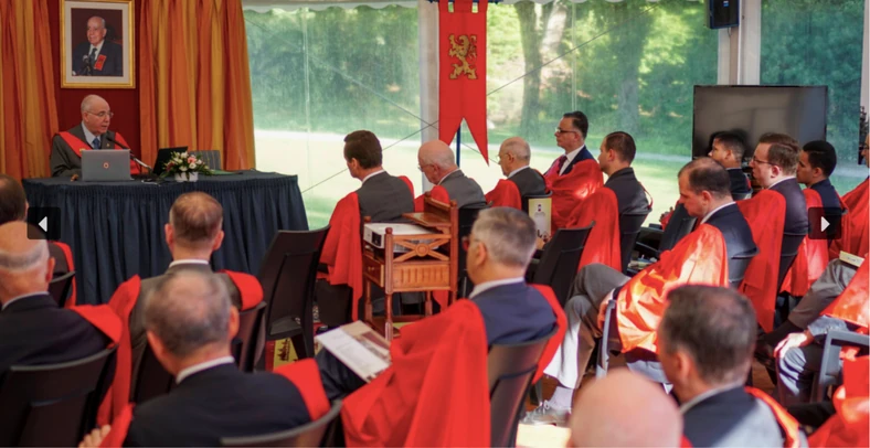 TFP Summer School, setembro de 2020, França.  Na foto do canto superior esquerdo atrás da mesa de Caio Xavier da Silveira.  Foto: tfp-france.org