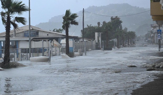 Područja pogođena lošim vremenom u blizini plaže Maceo u Taormini, na istočnoj obali Sicilije, južna Italija, 20. januara 2026. Italijanska služba civilne zaštite izdala je crveno upozorenje na loše vreme širom Sardinije, Sicilije i Kalabrije | Foto: ARMELO IMBESI/EPA/Shutterstock