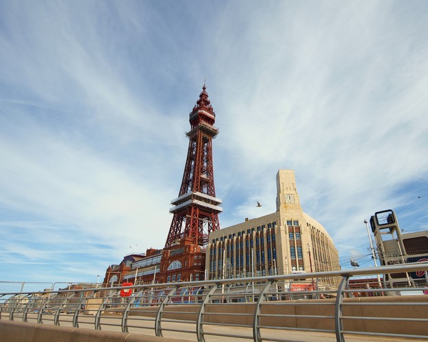 8. Blackpool – jedna z najpopularniejszych brytyjskich miejscowości wypoczynkowych. Położone nad Morzem Irlandzkim miasteczko przyciąga rocznie blisko 10 mln turystów. Największą atrakcją turystyczną Blackpool jest otwarta w 1984 roku Wieża Blackpool, wzorowana na paryskiej Wieży Eiffla i mierząca 158 metrów wysokości. Do innych można zaliczyć: molo (w Blackpool są 3) oraz park rozrywki.