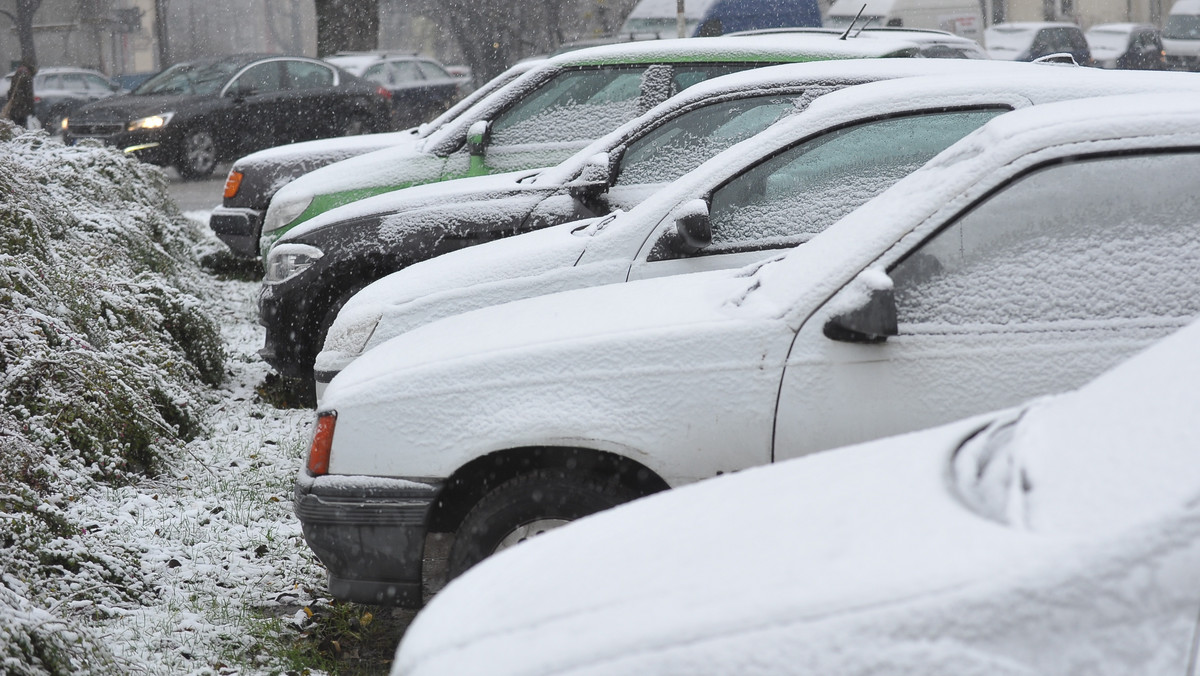 Instytut Meteorologii i Gospodarki Wodnej - Państwowy Instytut Badawczy wydał ostrzeżenia w związku z intensywnymi opadami śniegu w wielu częściach Polski. Meteorolodzy ostrzegają, że na drogach jest bardzo ślisko.