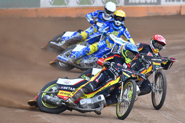 Zawodnicy Betardu Sparty Wrocław Maciej Janowski (kask czerwony) i Artem Laguta (niebieski) oraz Norbert Krakowiak (biały) i Nicki Pedersen (żółty) z ZooLeszcz DPV Logistic GKM Grudziądz podczas meczu Ekstraligi żużlowej we Wrocławiu