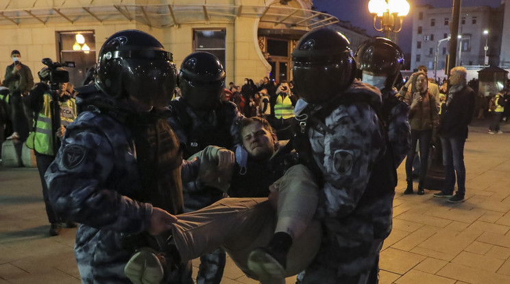 Hiába tiltakoztak az oroszok, végül a rendőrség lépett fel ellenük / Fotó: MTI/EPA/Makszim Sipenkov