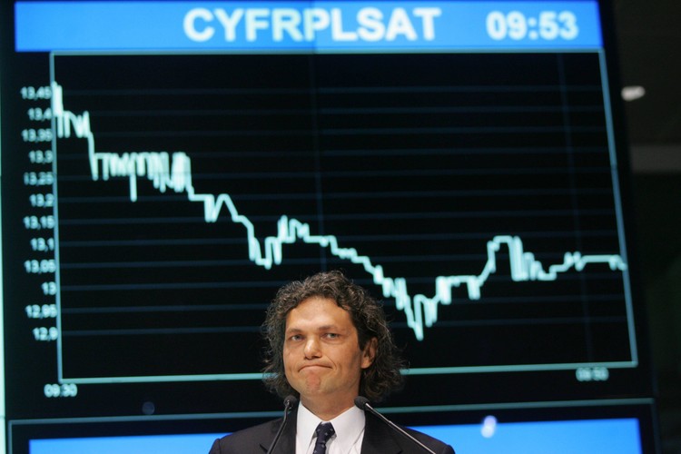 7. Dominik Libicki, prezes Cyfrowego Polsatu - 12 lat i 4,8 miesiąca. Pracował najpierw we wrocławskim Teatrze Polskim, potem zajął się produkcją telewizyjną i to właśnie on jesienią 1998 roku organizował transmisję walki Andrzeja Gołoty z Timem Witherspoonem. Bokserska galę transmitował Polsat, do którego niedługo potem trafił Libicki. Ponad 12 lat temu stanął na czele niewielkiej wówczas spółki, która dziś jest wyceniana przez giełdę na blisko 7,7 mld zł. Dominik Libicki – jak pisała „Polityka” - to przedstawiciel znanej rodziny nazywanej klanem Libickich. Jest spokrewniony m.in. z byłymi posłami PiS Marcinem i Janem Filipem Libickimi, a także z nieżyjącym już Konradem Libickim, dyrektorem Polskiej Agencji Telegraficznej, a później także Polskiego Radia.