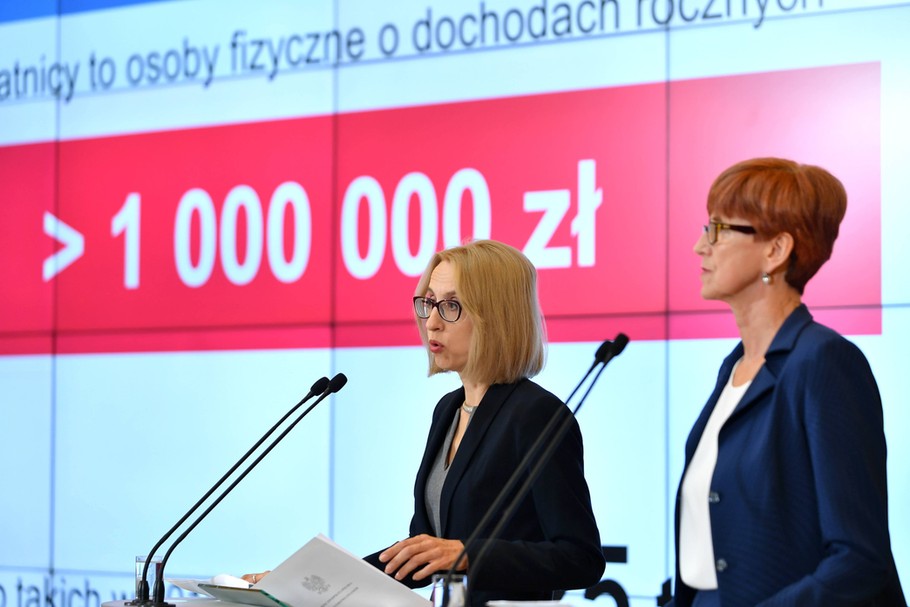 Teresa Czerwińska, minister finansów, oraz Elżbieta Rafalska, minister rodziny, pracy i polityki społecznej