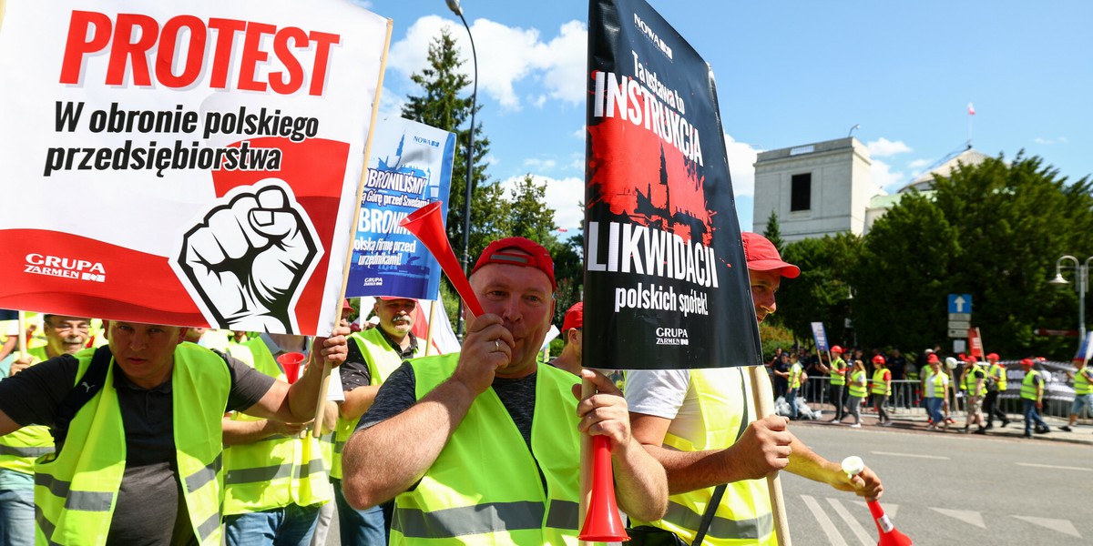 Protest pracownikow zakladu Koksownia Czestochowa Nowa przed Sejmem. Warszawa, 25 lipca 2023 r.