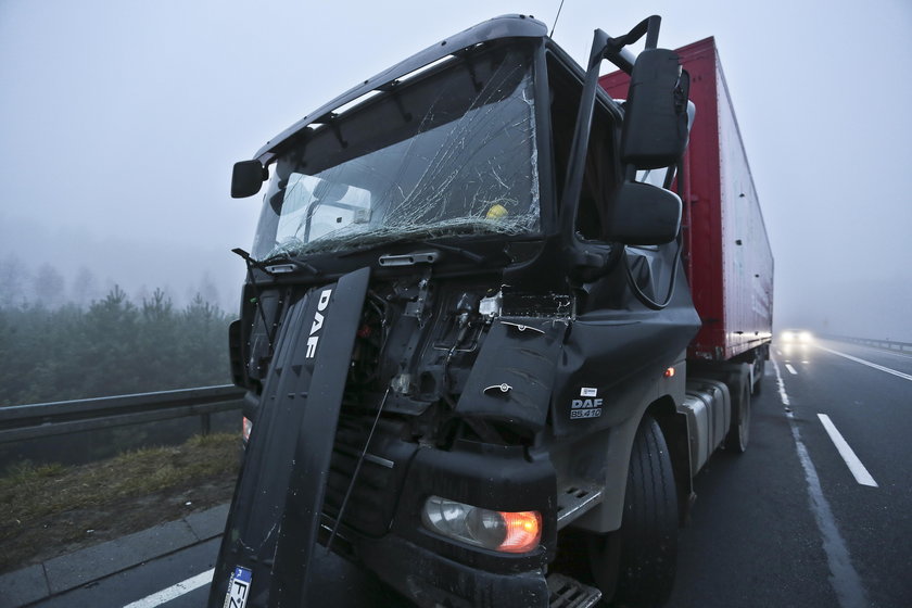 Koło ciężarówki prawie zabiło kierowcę tira