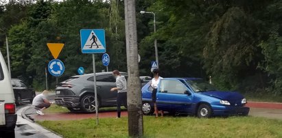 A to pech! 19-latka uszkodziła pod Warszawą auto warte fortunę