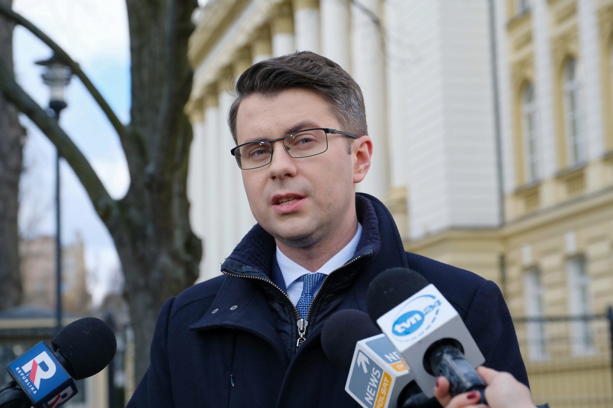 Rzecznik rządu Piotr Muellerodczas wypowiedzi dla mediów przed rozpoczęciem posiedzenia rządowego zespołu zarządzania kryzysowego, 14 bm. przed siedzibą KPRM w Warszawie. (amb) PAP/Mateusz Marek