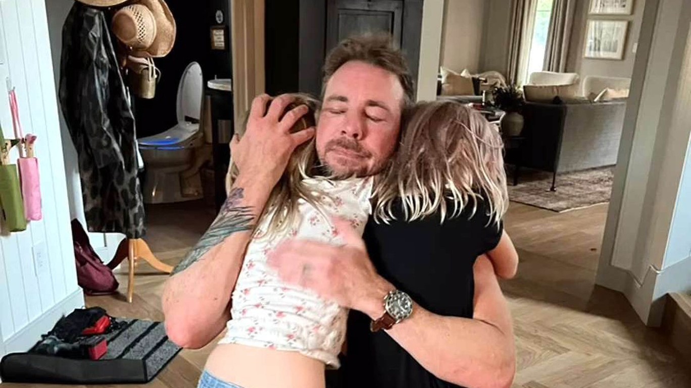 Dax Shepard so svojimi dcérkami Deltou a Lincoln, snímka zo sociálnych sietí z roku 2024.