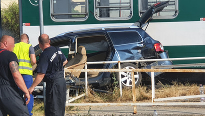HÉV sodort el egy autót Csömörön, több sérült van: mentőhelikopter is érkezett – Helyszíni fotók