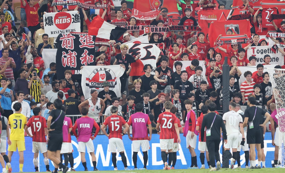 Piłkarze i kibice Urawa Red Diamonds