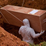 Kihantolták egy nő holtestét: családja arra gyanakszik, hogy nem covid okozta a halálát