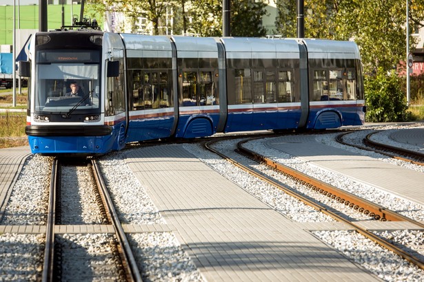 Wcześniej tramwaj SWING pojawił się na bydgoskich torach w październiku ubiegłego roku. Wtedy fabryka testowała, jak ten model Swinga będzie spisywał się w warunkach bydgoskich, gdzie jest specyficzne ukształtowanie terenu. (tż/zuz) PAP/Tytus Żmijewski