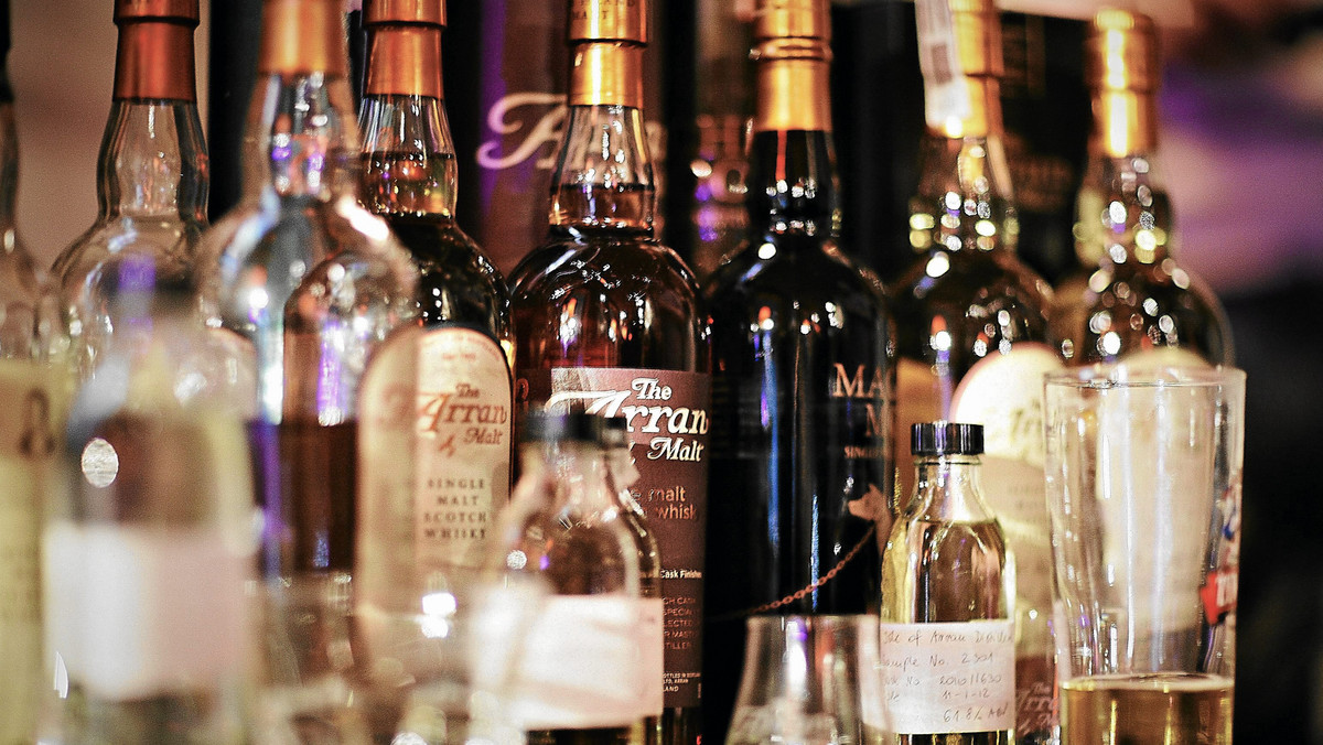 NHS wydaje co roku 2,7 biliona funtów na wydatki związane z rosnącym spożyciem alkoholu, w tym na wypadki związane z nadmiernym piciem, a także długoterminowe problemy zdrowotne wynikające z alkoholizmu.