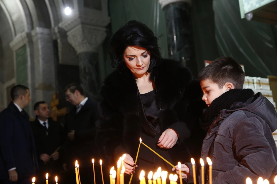 Oliverova supruga i sin upalili sveće