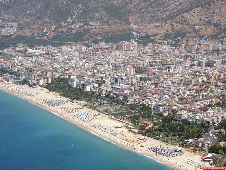Plaża Kleopatra rozpościera się pomiędzy turkusowym morzem a górami Taurus