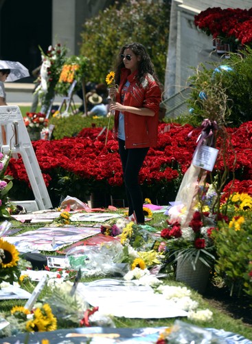 5 rocznica śmierci Michael Jackson na cmentarzu Forest Lawn