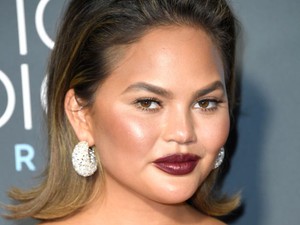 Ez hogy lehet? Chrissy Teigen gyerekként teljesen úgy nézett ki, mint Selena Gomez