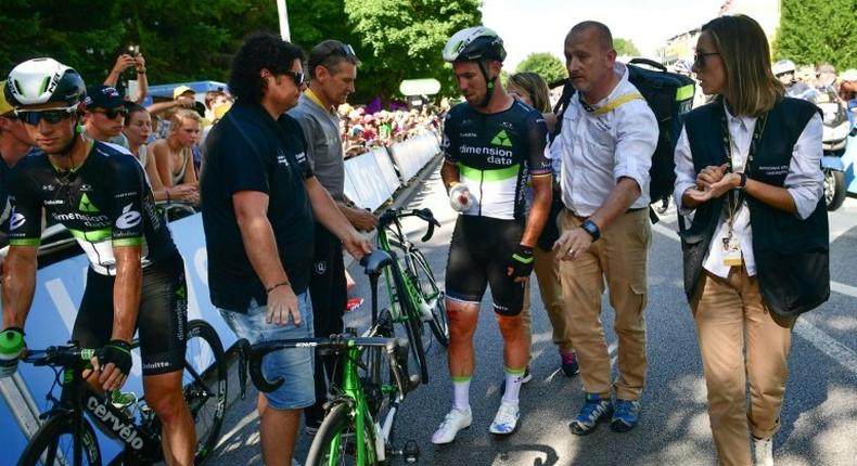 Great Britain's Mark Cavendish (C), injured, speaks after falling near the finish line at the end of the 207,5 km fourth stage of the 104th edition of the Tour de France cycling race on July 4, 2017 between Mondorf-les-Bains and Vittel