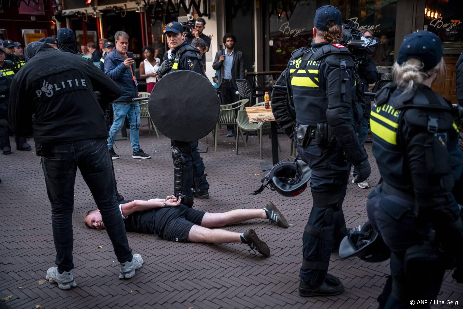 Zeven mannen voor de rechter na rellen Den Haag: van Hitlergroet tot brandstichting D66