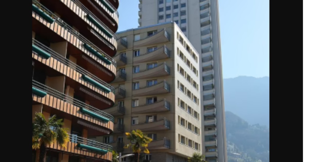 4 out of 5-member family jump to death one after the other from 7th-floor of apartment - Vimarsana News