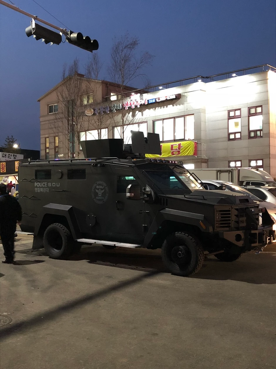 Jako obezbeđenje na ulicama Pjongčanga