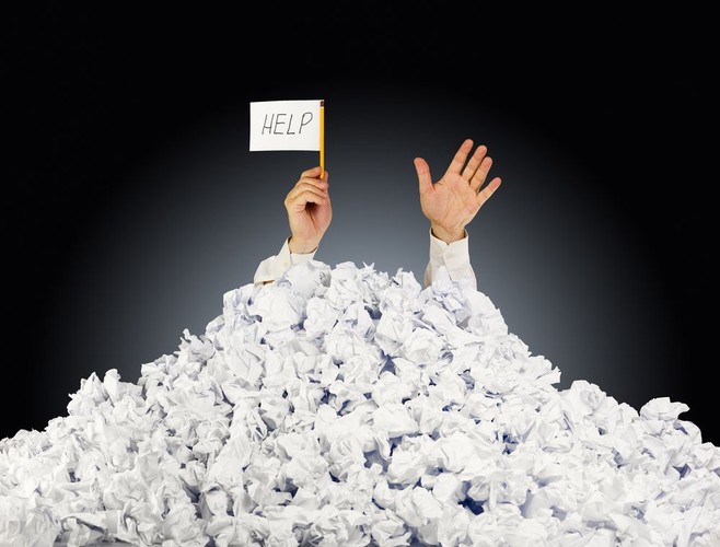 Choć z pozoru większość umów o pracę wygląda identycznie, to nie ma jednego obowiązującego oficjalnego wzoru i każda z nich pewnymi elementami może się różnić. – Jeśli nie jesteśmy pewni jakiegoś zapisu, poprośmy pracodawcę o wyjaśnienie. Jeżeli nadal będziemy mieć wątpliwości, nie wahajmy się i poprośmy o czas do namysłu, zabierzmy umowę do domu, zastanówmy, poradźmy specjalisty – mówi Rafał Dryla z GP People. Nawet jeśli podpisywaliśmy umowę o pracę już wielokrotnie, to mimo wszystko czytajmy ją z uwagą punkt po punkcie. Skomplikowany język i kruczki prawne często bywają kłopotliwe do interpretacji. Żeby zabezpieczyć się przed niekorzystanymi postanowieniami, warto skorzystać z pomocy specjalistów, którzy sprawdzą, czy to, co podpisujemy, jest zgodne z przepisami. Można poradzić się prawnika lub skorzystać z usług agencji zatrudnienia, która nie tylko pośredniczy w szukaniu pracy, ale także pomaga załatwić formalności. Takie rozwiązanie daje pewność, że nie podpiszemy dokumentów, które będą dla nas niekorzystne.