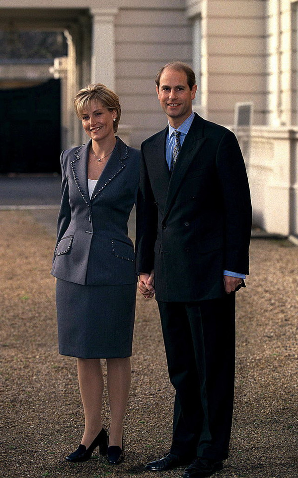 Tomasz Starzewski - brytyjski projektant polskiego pochodzenia, który ubierał sławy m.in. księżną Dianę (na zdjęciu: książę Edward i Sophie Rhys-Jones po ogłoszeniu zaręczyn)