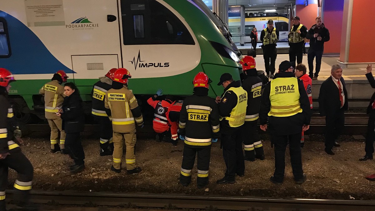 Kraków: mężczyzna wpadł pod pociąg na dworcu