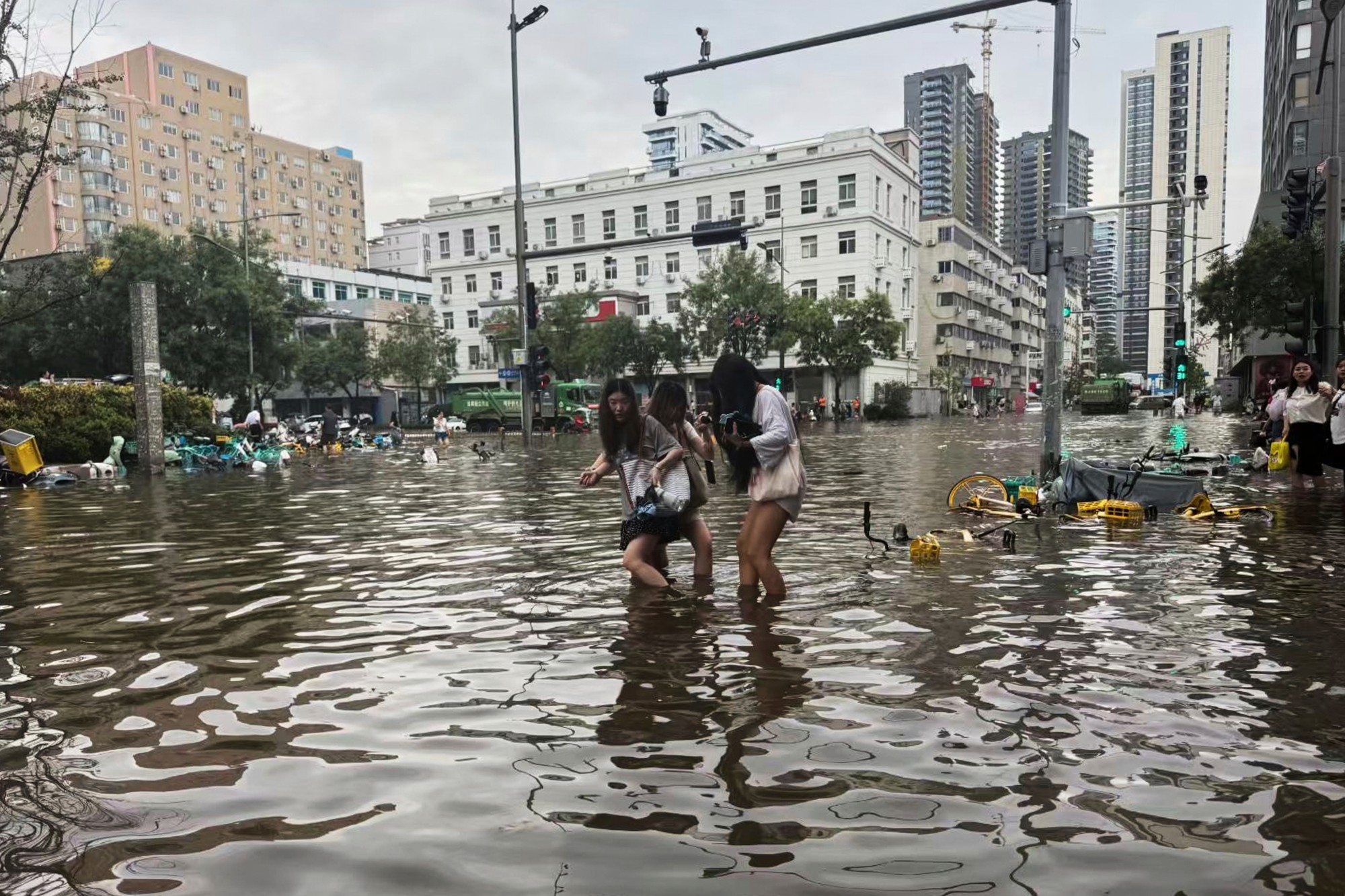 V Číne zahynulo 10 osôb a 33 ďalších je nezvestných v dôsledku povodní.