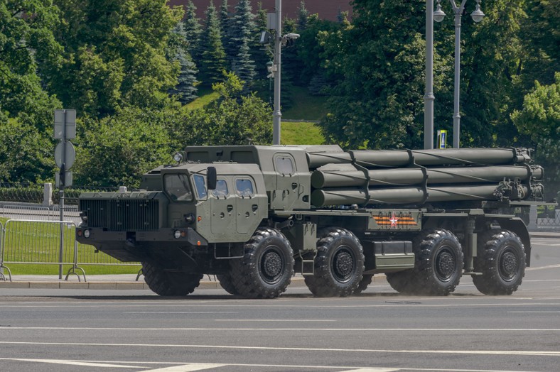Wyrzutnie systemu Tornado-S mogą wystrzeliwać pociski UMPB.