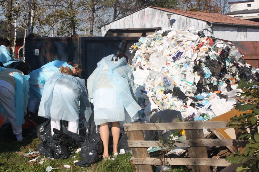 Zawiercie. Pielęgniarki segregują śmieci szpitalne 