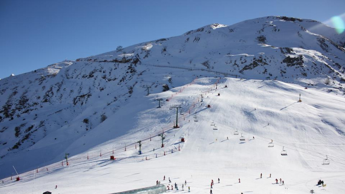 Służby ratunkowe ewakuowały około 1200 osób, które z powodu bardzo silnego wiatru od środy były uwięzione w górskim ośrodku narciarskim Panticosa w hiszpańskich Pirenejach - poinformowali w czwartek przedstawiciele tej stacji narciarskiej.