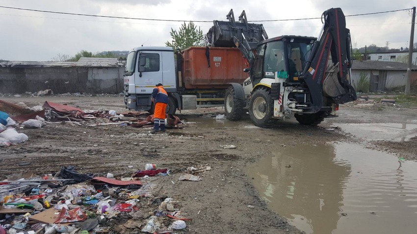 Dok radnici "Čistoće" čiste,  na drugom kraju deponije istovaraju se nove količine đubreta
