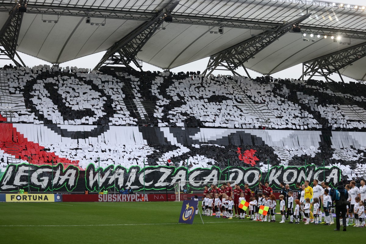 Oprawa kibiców Legii Warszawa przed meczem 29. kolejki piłkarskiej Ekstraklasy ze Śląskiem Wrocław